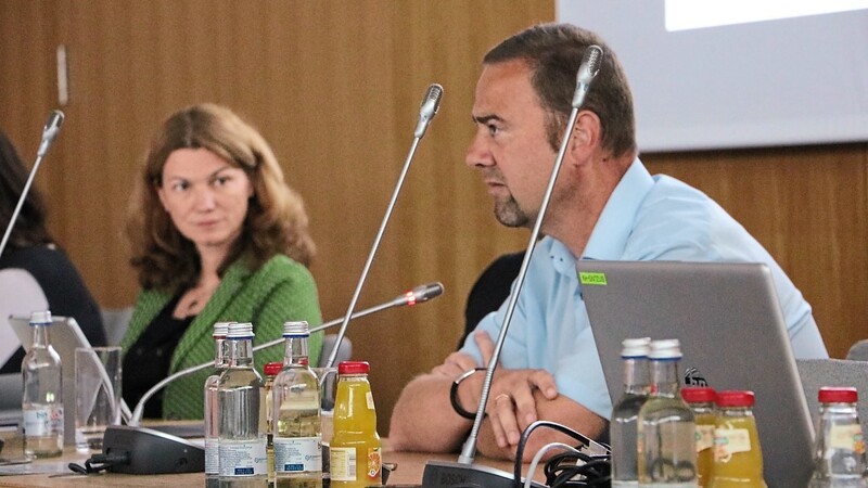 Landrätin Tanja Schweiger (links) lauscht den Ausführungen ihres Sachgebietsleiters Alexander Damm.