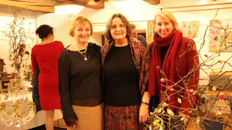 Eva Pemmerl (Mitte), Klara Frisch (li.) und Carola Höcherl-Neubauer freuen sich über die positive Resonanz der Besucher auf die Ausstellung und die außergewöhnliche Eröffnungsfeier.