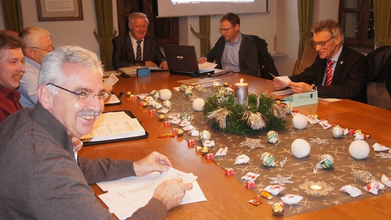 Bei der Dezembersitzung wird der Tisch stets liebevoll von der Ehefrau des Bürgermeisters dekoriert.  Foto: Meilinger