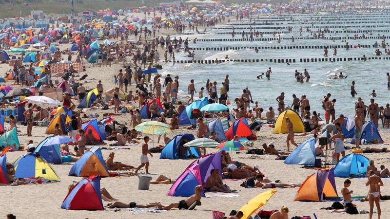 Bei hochsommerlichen Temperaturen suchen Badegäste am Ostseestrand von Warnemünde nach Erfrischung. Trotz der extremen Hitzewelle bevorzugen viele Bad Kötztinger den Urlaub am Mittelmeer.