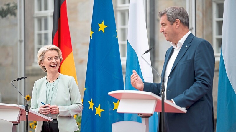 "Wir bekennen uns zu Europa", betont Markus Söder auf der der gemeinsamen Pressekonferenz mit Ursula von der Leyen nach der Tagung des bayerischen Kabinetts.