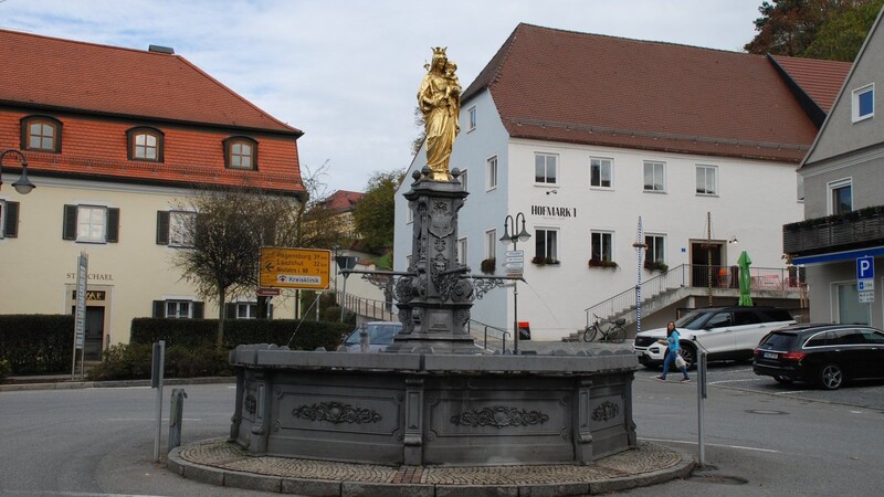 Der Marienbrunnen in der Hofmark soll versetzt werden.