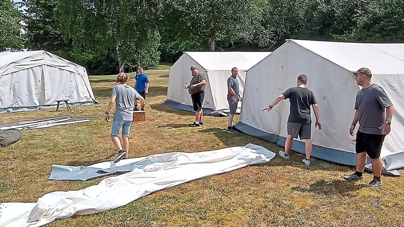 Ein Blick ins Zeltlager beim AquaFit, die Mannschaft beim Aufbau.