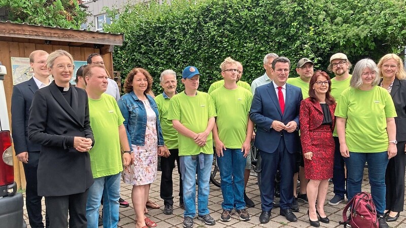 Auch die Belegschaft der Inklusions-Gärtnerei in grünen T-Shirts gruppierte sich zu einem Foto mit dem Bundesarbeitsminister.