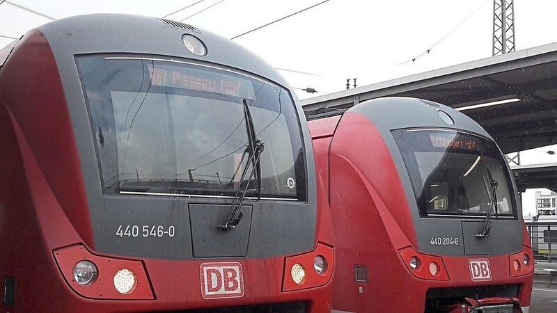 In Plattling stehen sie einträchtig nebeneinander: die DIX-Züge nach Passau und nach München. Zwischen Plattling und Landshut müssen sie sich noch auf Jahrzehnte hinaus ein Gleis teilen und an Ausweichstellen aufeinander warten. Eine Verspätung löst so immer auch gleich die nächste mit aus.