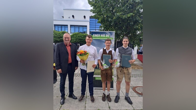 Jürgen Widl, Regionalvorsitzender Niederbayern des VGL Bayern, zusammen mit Michael Reindl, Florian Blechinger und Florian Huber, die in Niederbayern mit Bestnoten ihre Ausbildung zum Landschaftsgärtner absolvierten.