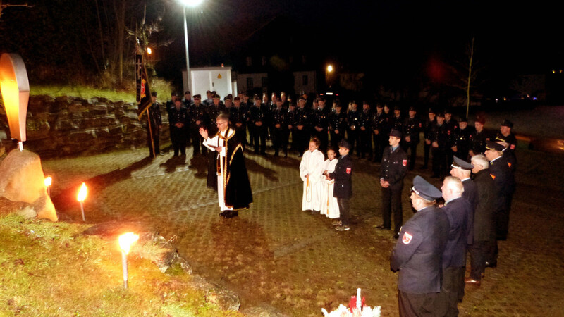Schon zum Gebet für die verstorbenen Kameraden mit Pfarrer Wutz versammelten sich zahlreiche Fuerwehrler beim Gedenkstein gegenüber dem Feuerwehrhaus.