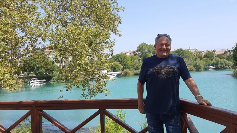Josef "Yusuf" Laumer am Fluss Manavgat in der türkischen Provinz Antalya. Zwölf Kilo hat der 64-Jährige seit März abgenommen. Das mediterrane Klima habe dafür gesorgt, dass er keine Medikamente mehr braucht.