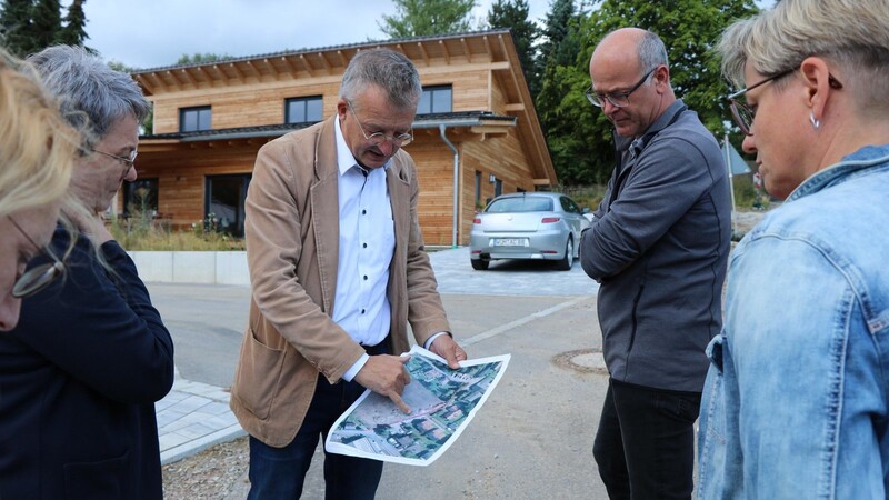 Bürgermeister Markus Ackermann zeigt den Mitgliedern des Bauausschusses anhand eines Plans, wo der Gehweg entlang der Schächtlstraße gebaut werden soll.