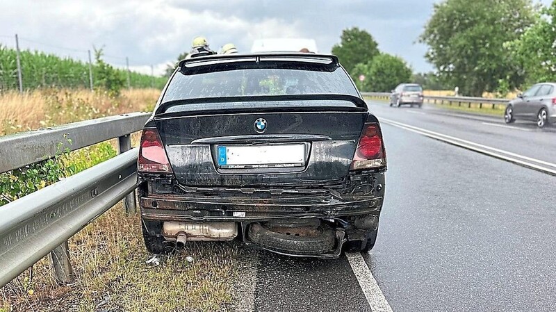 Der BMW landete nach der Schleuderfahrt mit der Seite an der Leitplanke. Die Fahrerin wurde dabei leicht verletzt.