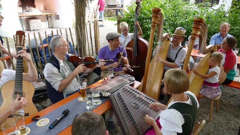 Bei einer gemütlichen Sitzweil erfreuen die Woideck Musi und die Rengschburger Stammtischmusikanten die vielen Gäste. Zu späterer Stunde musiziert auch schon der Nachwuchs Antonia Beer (6) an der Harfe und Emmanuel Beer (9) am Kontrabass mit.
