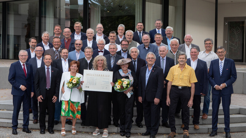 In Straubing ehrte die Handwerkskammer ihre "Goldenen" Meister. Es gratulierten HWK-Präsident Dr. Georg Haber (1. Reihe, 1.v.r.)