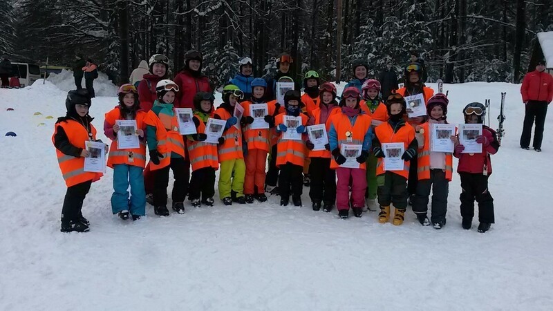Die Gruppe fand beste Wetter zum Skifahren vor.