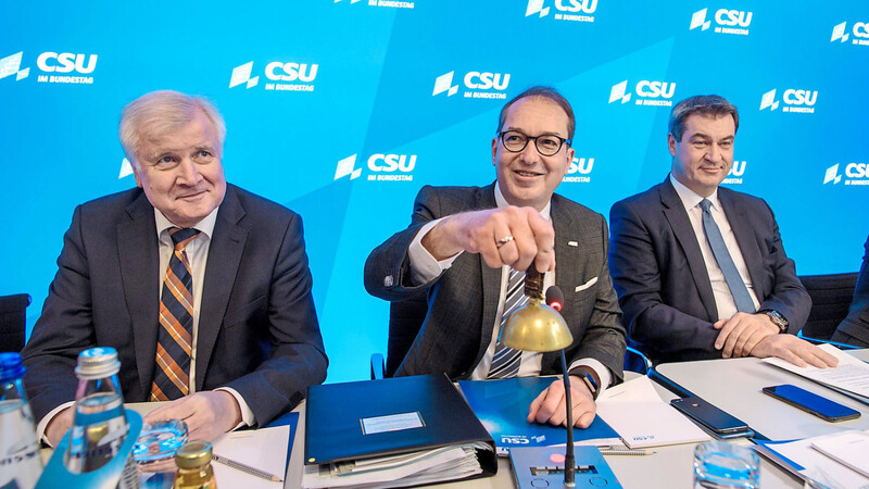 Harmonie im Mittelpunkt: Horst Seehofer, Alexander Dobrindt und Markus Söder (v. l.) versprechen eine Rückkehr zur Sacharbeit in der Bundesregierung.