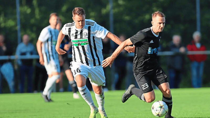 Hintendran: Daniel Treimer (links) und sein SV Neufraunhofen konnten nicht an die gute Leistung vom Auftaktspiel anknüpfen, waren den entscheidenden Schritt zu langsam und verloren daheim gegen den TSV Kastl mit 1:2.