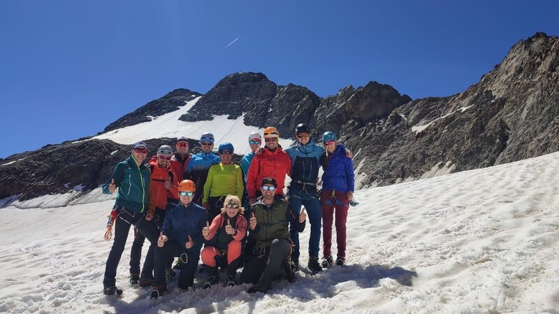Die Lamer Bergretter erlebten eine gelungene Ausbildungsfahrt bei Traumwetter. Im Hintergrund die 3473 Meter hohe Ruderhofspitze.