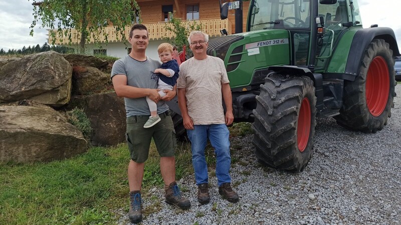 Drei Generationen: Florian (v.l.), Simon und BBV-Kreisobmann Roland Graf. Die gesamte Familie hilft bei der Bewirtschaftung des bäuerlichen Familienbetriebes mit. Enkel Simon weiß noch nichts von seinem Glück.