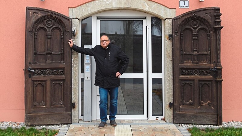 Wer durch Schorndorf fährt, der sieht seit über 150 Jahren genau diese Tür. Früher war hier, in der Ortsmitte, das Gasthaus Kraus. Heute steht dort eine moderne Wohnanlage für "junge und alte Leute". Bürgermeister Max Schmaderer ist stolz auf die Entwicklungen seiner Gemeinde.
