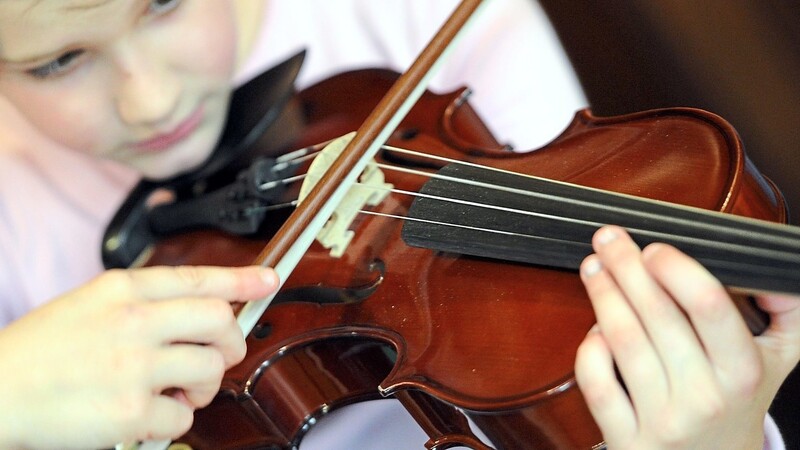 Musikunterricht an Grundschulen. Ob dafür Gebühren erhoben werden sollen, ist im Stadtrat umstritten.