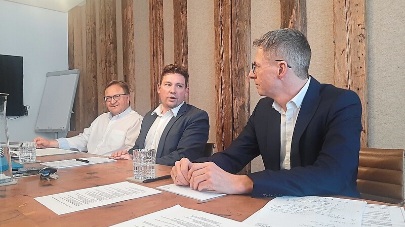 Rudolf Schnur, Thomas Haslinger und Thomas Küffner (von links) verkündeten bei einem Pressetermin die Umbenennung der Fraktion.