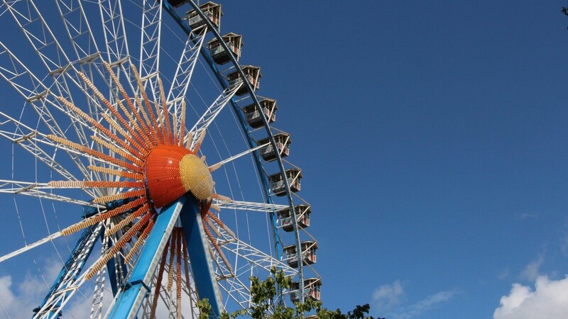 Das Riesenrad ist traditionell neben dem Theater am Hagen auf dem Gäubodenvolksfest zu finden.