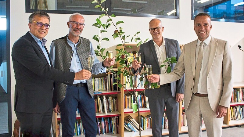 Schulamtsdirektor Stefan Pielmeier (von links), Rektor Alois Eschlwech, Konrektor Franz Weinzierl und Bürgermeister Armin Grassinger.