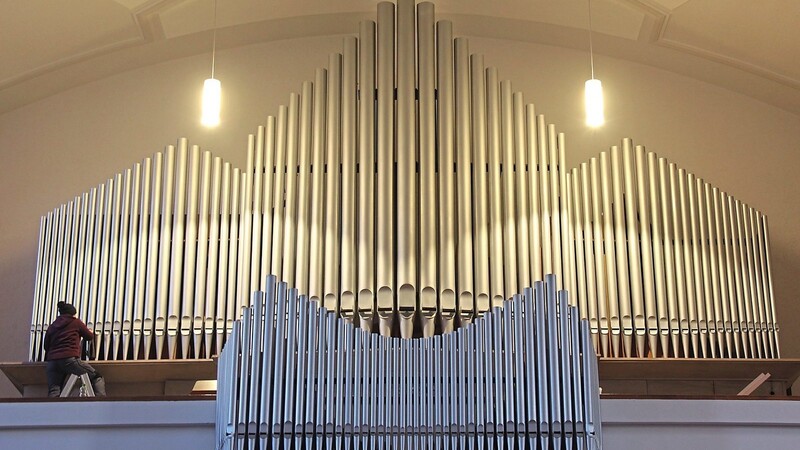 Vom Kirchenschiff aus sieht die imposante Orgel schon fast fertig aus. Die ersten Register können auch schon wieder genutzt werden.