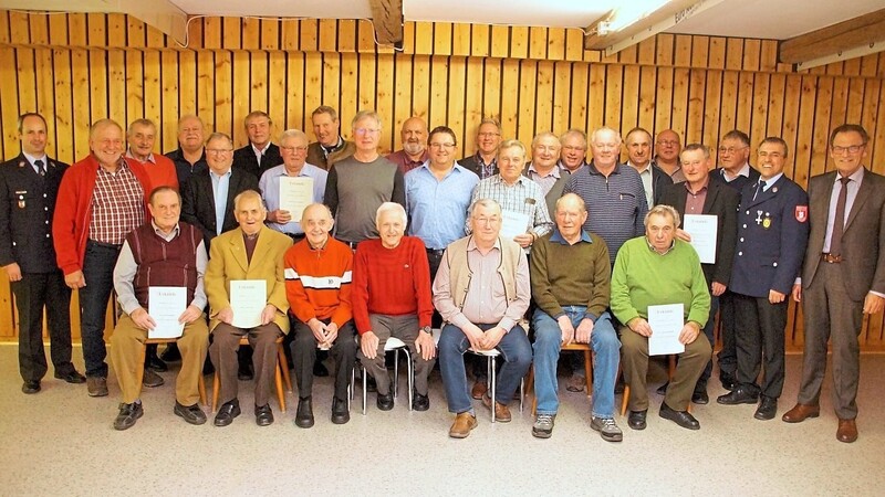 Im Rahmen der Jahreshauptversammlung der FF Sarching konnten Mitglieder für ihre 40- und 50-jährige Vereinstreue ausgezeichnet werden.