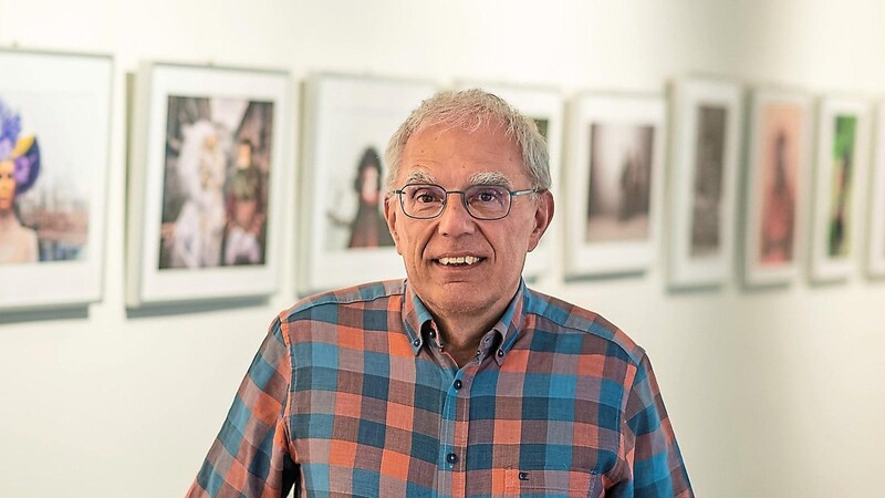 Vorsitzender Uwe Hessels beim Aufbau der Jubiläumsausstellung