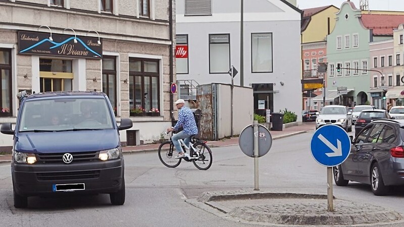 Zu den Vorschlägen im Verkehrsgutachten gehört es beispielsweise, Querungshilfen für Radfahrer einzurichten. Das Bild zeigt die Frontenhausener Straße.