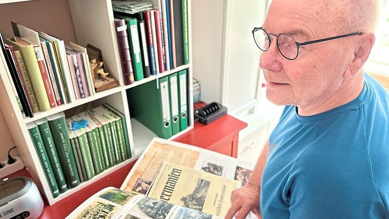 Hobby-Historiker aus Liebe zu Furth im Wald: Günther Erdt (74) blättert in seiner Sammlung .