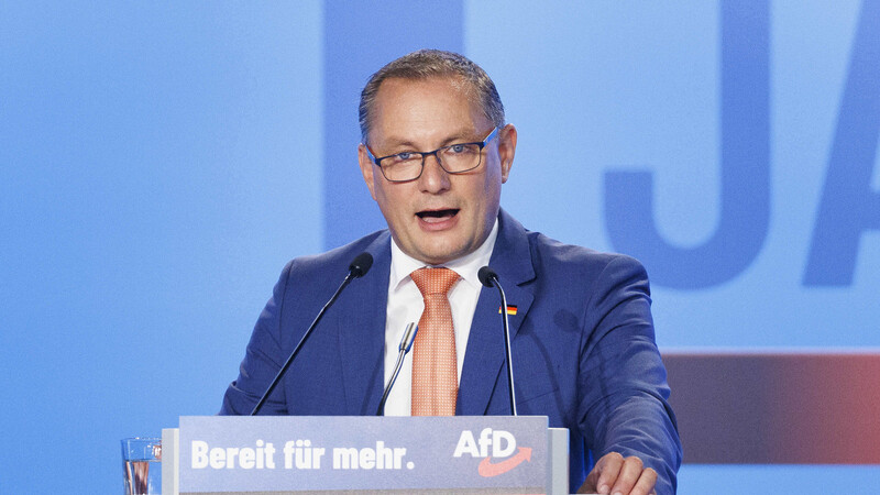Der gemeinsame politische Gegner ist ausgemacht. "Wer Brandmauern baut, lieber Herr Merz, bleibt ein Gefangener grüner Ideologie", appelliert AfD-Parteichef Tino Chrupalla an den CDU-Vorsitzenden.