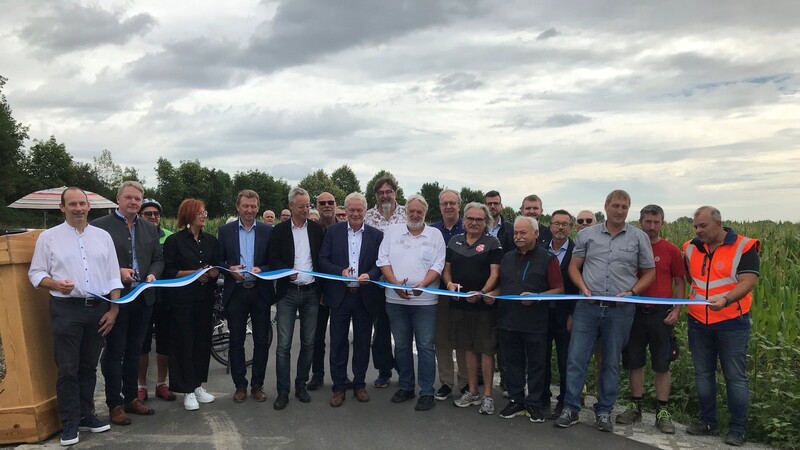 Planer, Bauarbeiter und Politiker haben den Radweg nach Wallmühle offiziell freigegeben.