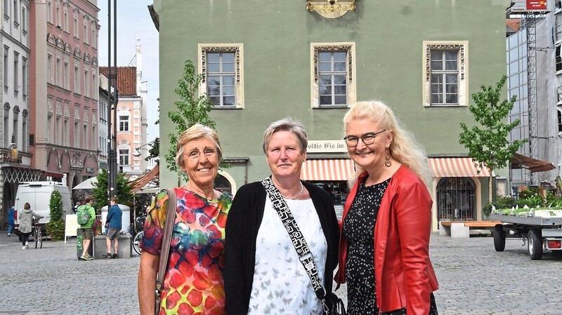 "Man trifft so viele lebensfrohe Frauen": Ingrid Gutmann, Annemaria Kulzer und Dr. Rosemarie Freundorfer (v.l.) haben dank der Selbsthilfegruppe nach der Diagnose Brustkrebs wieder neuen Mut gefasst.