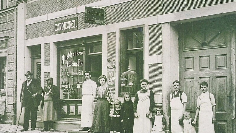 Georg Bacherl, der Großvater des heutigen Besitzers, vor der Fassade des späteren Café Frank, wo die Konditorei Bacherl einst gegründet worden ist. Mit auf dem Bild, das um 1920 aufgenommen wurde, sind die Familie und die Belegschaft.