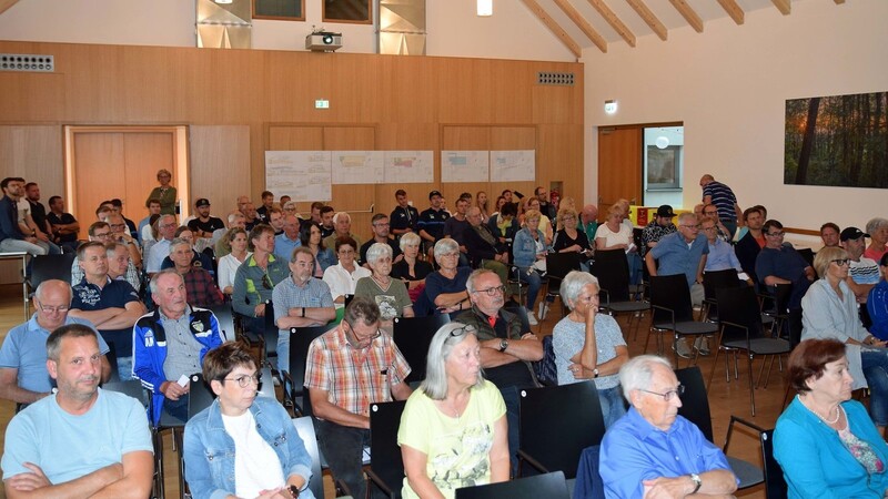 Abstimmung über das Haus der Vereine: Über 100 Mitglieder waren zur außerordentlichen Mitgliederversammlung des SC Buch gekommen.