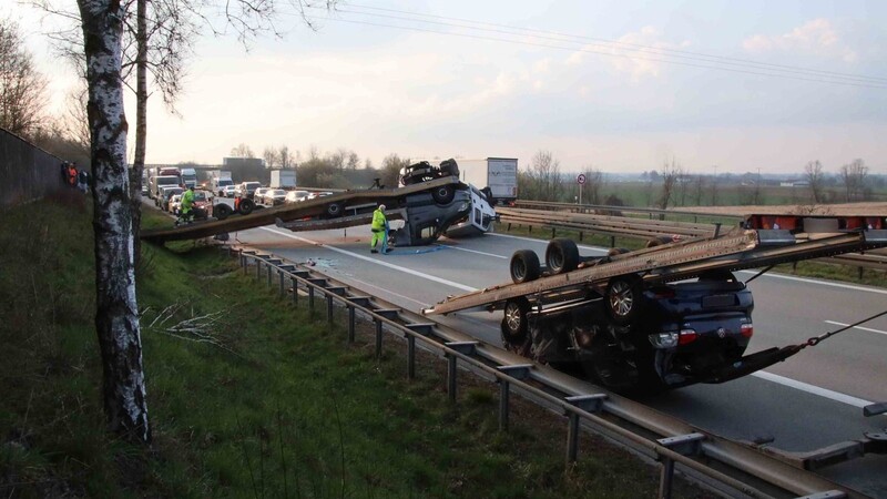 Ein umgekippter Auto-Transporter sorgte am Montagmorgen für massive Verkehrsbehinderungen auf der A3 in Fahrtrichtung Regensburg.