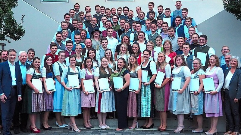 Die 78 Absolventen aus den beiden Landkreisen Dingolfing-Landau und Rottal/Inn feierten ihre Abschlüsse.