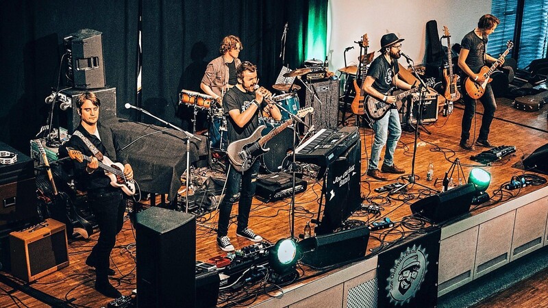Die Joe Oldman Band bei ihrem Auftritt im Tagungszentrum Furth im Wald bei der Veranstaltung Rocking Tody am Ostersonntag