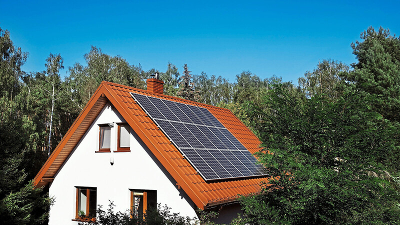 Immer mehr Dächer werden mit Photovoltaikmodulen bedeckt. Die Hauseigentümer wollen damit Geld sparen und die Umwelt schonen. Doch immer häufiger werden ihre Anlagen einfach abgeschaltet, weil das Stromnetz überlastet ist.