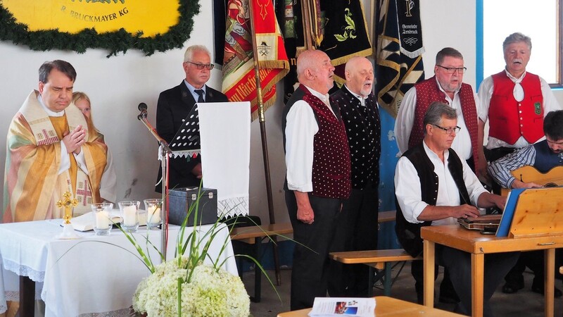 In der Wieserhalle zelebrierte Pfarrer Josef Gallmeier die Festmesse, zu der Vorstand Konrad Freimuth die Gäste begrüße und der Arnbrucker Viergsang die Bergmesse von Paul Friedl sang.