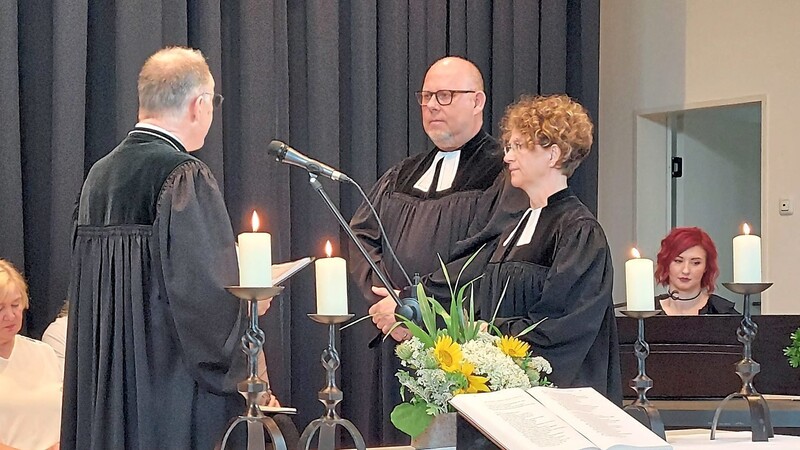 Dekan Thomas Schwarz entpflichtete offiziell Cornelia Egg-Möwes und Frank Möwes als Pfarrer in Mainburg.
