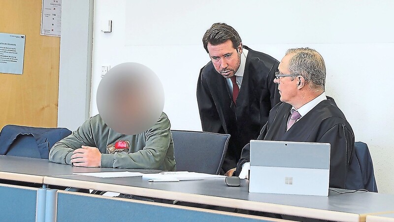 Schon im Vorfeld der Verhandlung ließ der Angeklagte über seine Verteidiger Christian Reißer (links) und Jörg Meyer die Vorwürfe einräumen. Den Geschädigten blieb dadurch eine umfassende Befragung erspart.