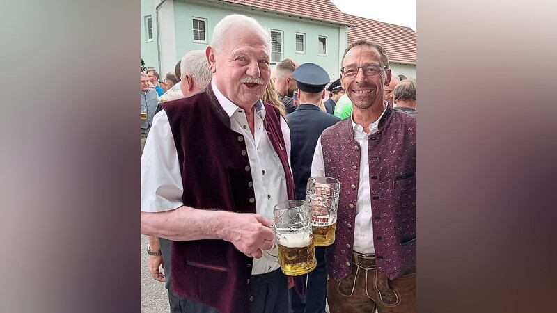 Volksfestchef Richard Dallinger nach dem Anzapfen mit Bürgermeister Werner Klanikow.