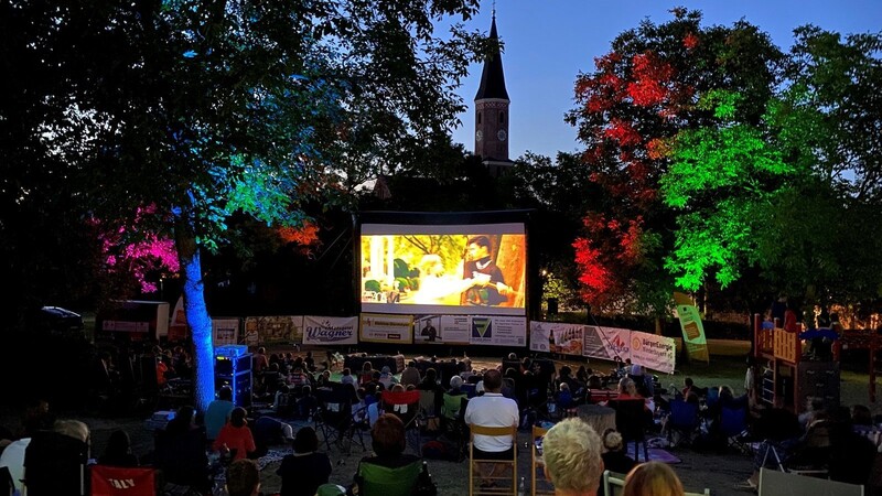 Die Pfeffenhausener konnten einen tollen Open-Air-Kinoabend im bunt beleuchteten und durch die Hanglage auch tribühnenartigen Krausgarten genießen.