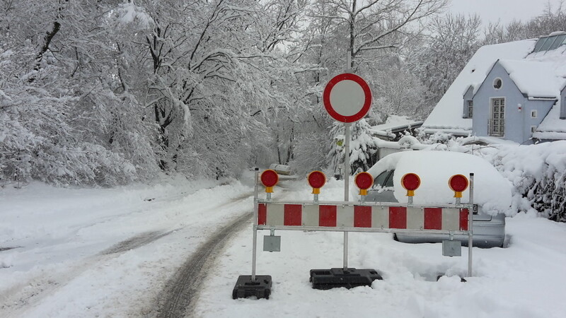 Kaum zu glauben, aber zusätzlich zu den Schneemassen mussten sich die Einsatzkräfte in Landshut und Umgebung am Sonntag noch mit Verkehrsteilnehmern rumärgern, die eigenmächtig Straßensperren beseitigten. (Symbolbild)