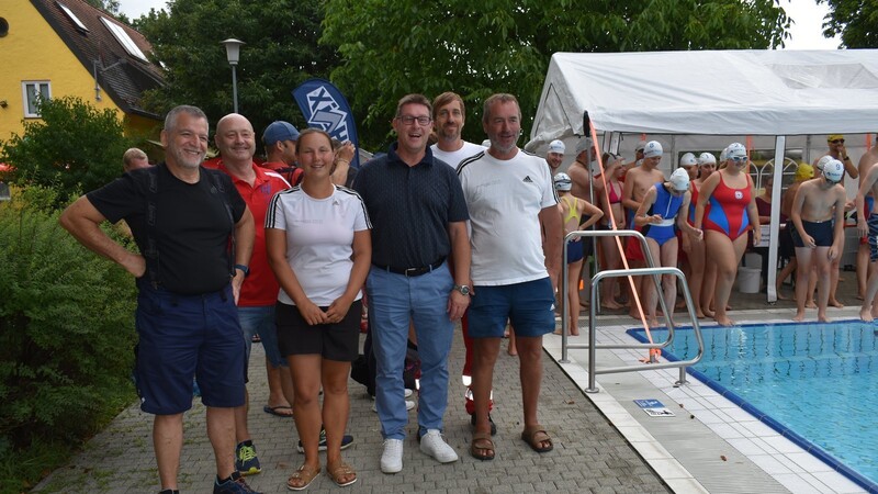 Die Verantwortlichen von links: Robin Bauer (FFW), Johann Goldbrunner (TSV Abt. Schwimmen), Tanja Besner (Bademeisterin), Bürgermeister Helmut Fichtner, Stefan Kitschke (Wasserwacht) und Josef Brücklmeier (Bademeister).