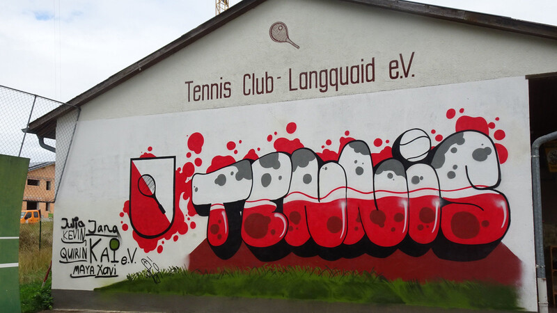 Das Graffiti ist ein Blickfang für die Gäste auf der Tennisanlage.
