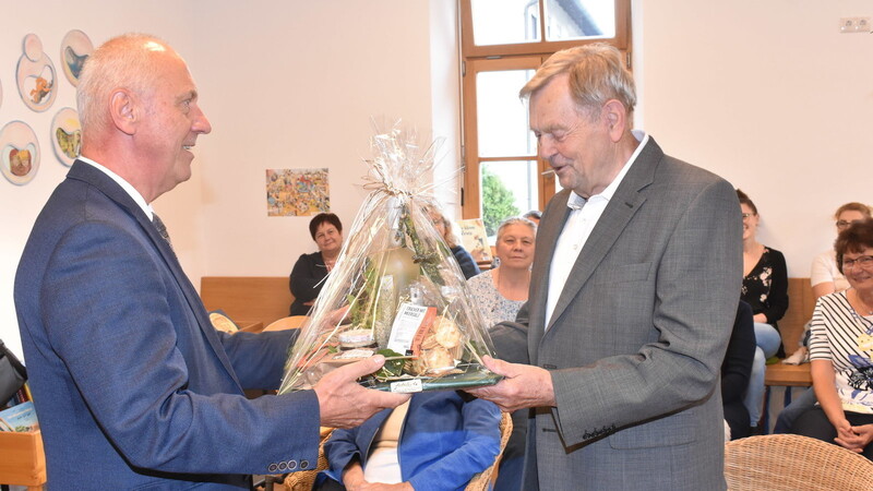 Bürgermeister Josef Reff (links) verabschiedete den langjährigen Leiter der Gemeindebücherei Andreas Peißinger.