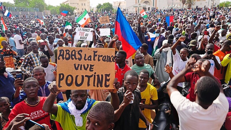 Am Wochenende demonstrierten Menschen gegen Frankreich und für Putin. In Niger hat sich eine riesige Wut gegen Frankreich angestaut.